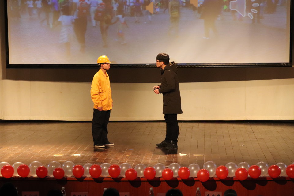 测绘一班 地质3班的让爱流不停演绎社会主义核心价值观