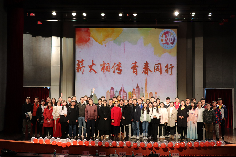 全体演职人员与领导合影 全体演职人员与领导、老师合影