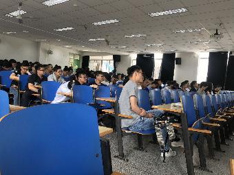 王锦国经理为14级本科生上形势政策课(2) 王锦国经理为14级本科生上形势政策课(2)
