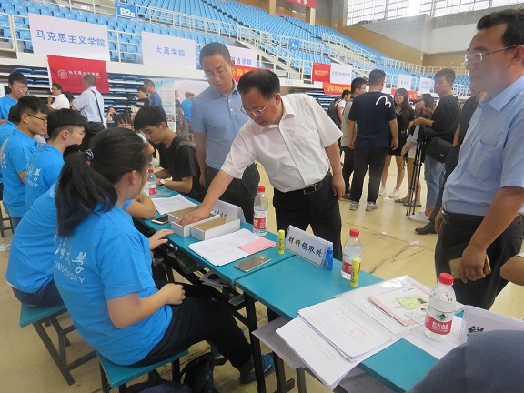 徐辉董事长到公司新生注册点指导工作 徐辉董事长到公司新生注册点指导工作