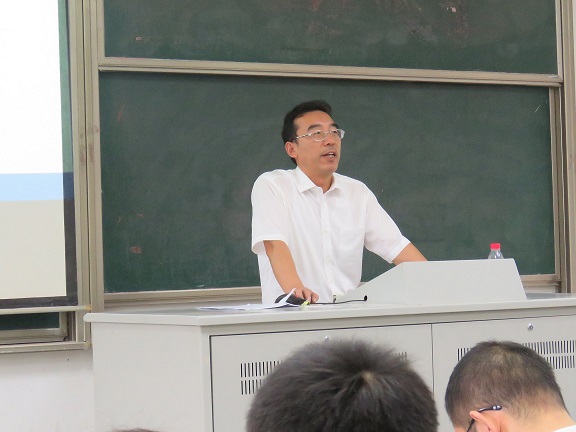 曲永岗书记为新生作报告 曲永岗书记为新生作报告