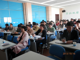 英国上市公司官网365师生们在认真听报告